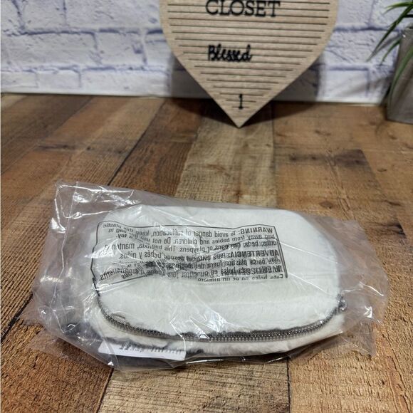 Lululemon Everywhere Belt Bag
Plush Fleece bone/silver NWT - Picture 4 of 8